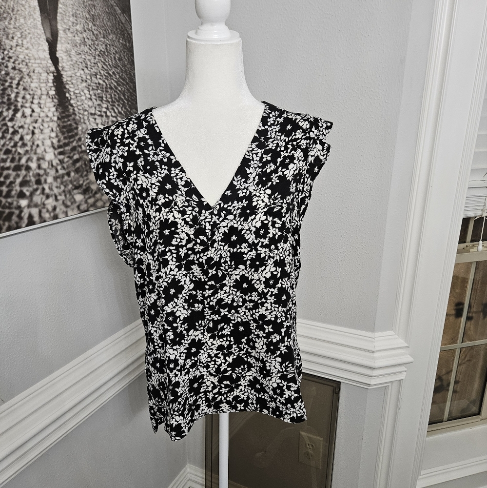 WAYF blouse black and white Medium floral vneck